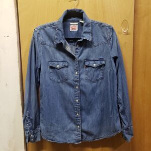 Levi's Western Shirt Womens M Blue Denim Cotton Classic Fit
CowboyPearl Snap
RRR